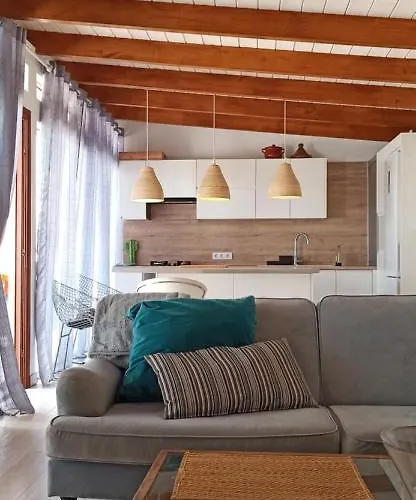 Beautiful With Wifi And Free Parking ארונה