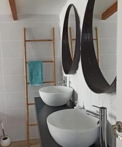 Beautiful With Wifi And Free Parking ארונה