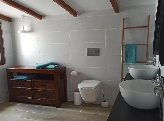 Beautiful With Wifi And Free Parking ארונה